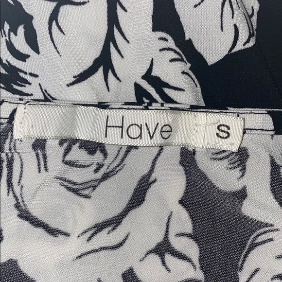 BEAUTIFUL BLACK & WHITE FLORAL WRAP DRESS! - Picture 6 of 6